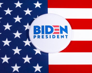 Londra, İngiltere - 5 Mayıs 2020: Joe Biden 2020 Amerika Birleşik Devletleri başkanlığına adaylığını koyma kampanyasını resmeden rozet. Rozet, ABD Bayrağı 'nda asılı..