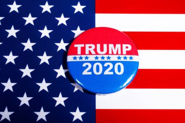 Londra, İngiltere - 5 Mayıs 2020: Donald Trump 2020 rozeti 2020 yılında Amerika Birleşik Devletleri Başkanı olarak ikinci dönem için yürüttüğü kampanyayı resmediyor. Rozet, ABD Bayrağı 'nda asılı..