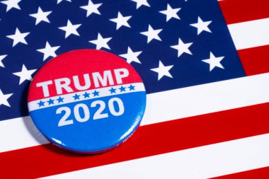 Londra, İngiltere - 5 Mayıs 2020: Donald Trump 2020 rozeti 2020 yılında Amerika Birleşik Devletleri Başkanı olarak ikinci dönem için yürüttüğü kampanyayı resmediyor. Rozet, ABD Bayrağı 'nda asılı..