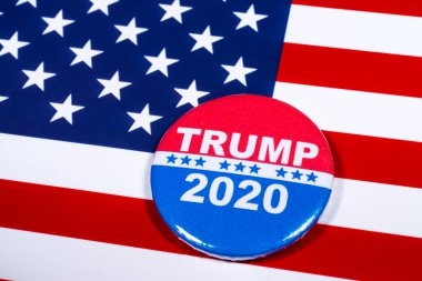 Londra, İngiltere - 5 Mayıs 2020: Donald Trump 2020 rozeti 2020 yılında Amerika Birleşik Devletleri Başkanı olarak ikinci dönem için yürüttüğü kampanyayı resmediyor. Rozet, ABD Bayrağı 'nda asılı..