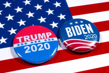 Londra, İngiltere - 5 Mayıs 2020: Donald Trump ve Joe Biden rozetleri, ABD bayrağı resmi. İki adam 2020 ABD Başkanlık Seçimlerinde birbirleriyle mücadele edecekler..