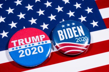 Londra, İngiltere - 5 Mayıs 2020: Donald Trump ve Joe Biden rozetleri, ABD bayrağı resmi. İki adam 2020 ABD Başkanlık Seçimlerinde birbirleriyle mücadele edecekler.. 