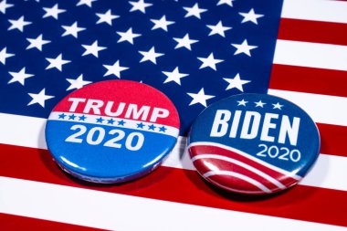 Londra, İngiltere - 5 Mayıs 2020: Donald Trump ve Joe Biden rozetleri, ABD bayrağı resmi. İki adam 2020 ABD Başkanlık Seçimlerinde birbirleriyle mücadele edecekler..