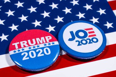 Londra, İngiltere - 5 Mayıs 2020: Donald Trump ve Joe Biden rozetleri, ABD bayrağı resmi. İki adam 2020 ABD Başkanlık Seçimlerinde birbirleriyle mücadele edecekler..