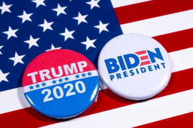 Londra, İngiltere - 5 Mayıs 2020: Donald Trump ve Joe Biden rozetleri, ABD bayrağı resmi. İki adam 2020 ABD Başkanlık Seçimlerinde birbirleriyle mücadele edecekler..