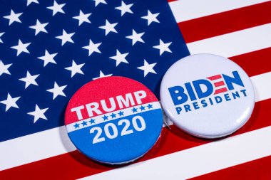 Londra, İngiltere - 5 Mayıs 2020: Donald Trump ve Joe Biden rozetleri, ABD bayrağı resmi. İki adam 2020 ABD Başkanlık Seçimlerinde birbirleriyle mücadele edecekler..