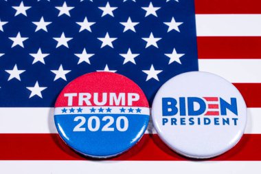 Londra, İngiltere - 5 Mayıs 2020: Donald Trump ve Joe Biden rozetleri, ABD bayrağı resmi. İki adam 2020 ABD Başkanlık Seçimlerinde birbirleriyle mücadele edecekler..