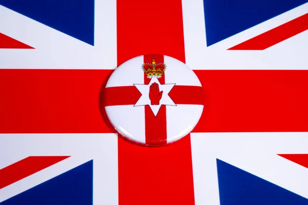 Špendlíkový Odznak Vlajkou Severního Irska Vyobrazený Nad Vlajkou Spojeného Království — Stock fotografie