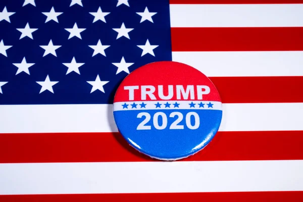 ロンドン イギリス 2020年5月5日 ドナルド トランプ2020年のバッジは 2020年に米国大統領として2期目の選挙運動を描いたものです バッジはアメリカ国旗の上に描かれています — ストック写真