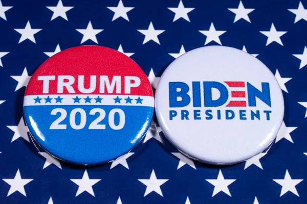 Londra, İngiltere - 5 Mayıs 2020: Donald Trump ve Joe Biden rozetleri, ABD bayrağı resmi. İki adam 2020 ABD Başkanlık Seçimlerinde birbirleriyle mücadele edecekler..