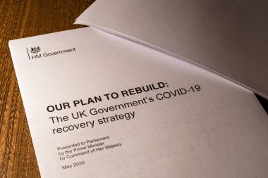 Londra, İngiltere - 11 Mayıs 2020: Birleşik Krallık Hükümetleri COVID-19 kurtarma stratejisi belgesinin 11 Mayıs 2020 'de yayınlanan ön kapağı.