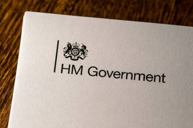 Londra, İngiltere - 11 Mayıs 2020: COVID-19 HM Hükümet logosunun Birleşik Krallık Hükümetlerinin COVID-19 kurtarma stratejisini yeniden inşa etme planımız üzerine yakın plan.