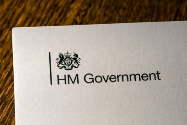 Londra, İngiltere - 11 Mayıs 2020: Belgenin ön kapağında HM Hükümet logosu Birleşik Krallık Hükümetlerinin COVID-19 kurtarma stratejisini yeniden inşa etme planımız.