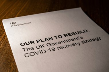 Londra, İngiltere - 11 Mayıs 2020: Birleşik Krallık Hükümetleri COVID-19 kurtarma stratejisi belgesinin 11 Mayıs 2020 'de yayınlanan ön kapağı.