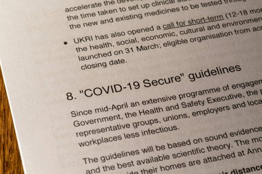 Londra, İngiltere - 11 Mayıs 2020: COVID-19 Güvenlik Kılavuzu İngiltere Hükümetleri COVID-19 kurtarma stratejisini yeniden inşa etme planımız belgesinde yer alıyor.