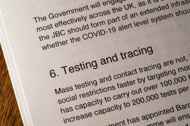 Londra, İngiltere - 11 Mayıs 2020: Birleşik Krallık Hükümetlerinin COVID-19 kurtarma stratejisini yeniden inşa etme planımız belgesinde test ve izleme.