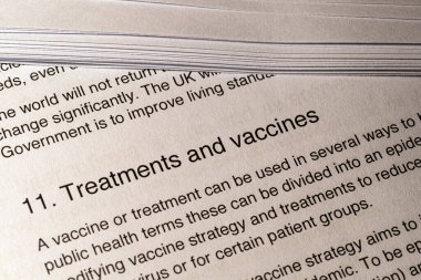 Londra, İngiltere - 11 Mayıs 2020: Birleşik Krallık Hükümetlerinin COVID-19 kurtarma stratejisini yeniden inşa etme planımız belgesinde yer alan tedavi ve aşılar.