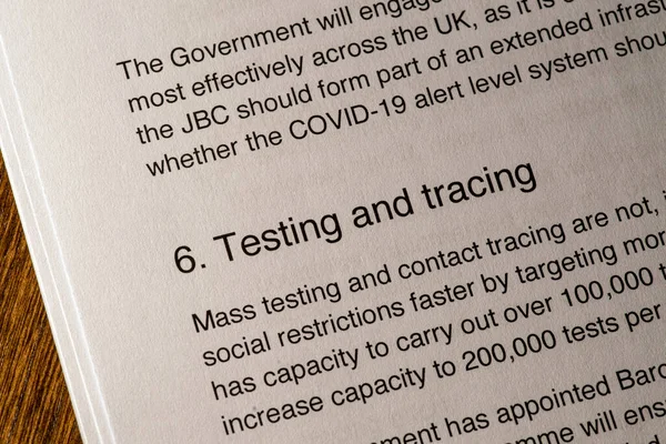 Londra, İngiltere - 11 Mayıs 2020: Birleşik Krallık Hükümetlerinin COVID-19 kurtarma stratejisini yeniden inşa etme planımız belgesinde test ve izleme.