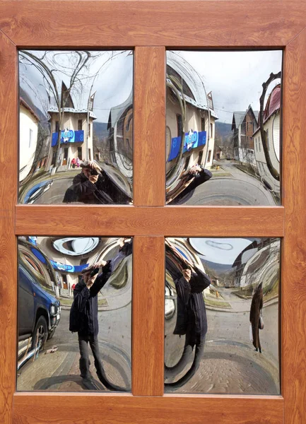Mann Macht Selfi Glashaus Der Spiegelfront — Stockfoto