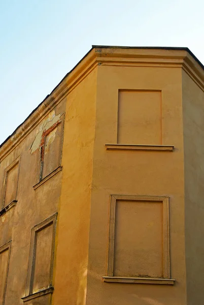 Старый коричневый дом с кирпичными окнами — стоковое фото