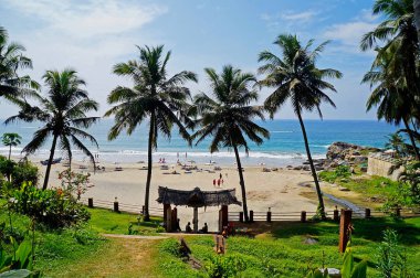 Kerala, Hindistan 'daki Sandy Kovalam plajı.   