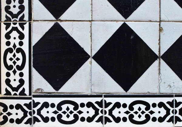 Azulejo Nun Siyah Beyaz Fayanslarıyla Dekore Edilmiş Cephenin Bir Parçası — Stok fotoğraf