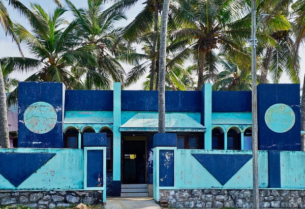 Antiguo Edificio Moderno Blanco Azul Con Paredes Dañadas Kovalam India Imágenes De Stock Sin Royalties Gratis