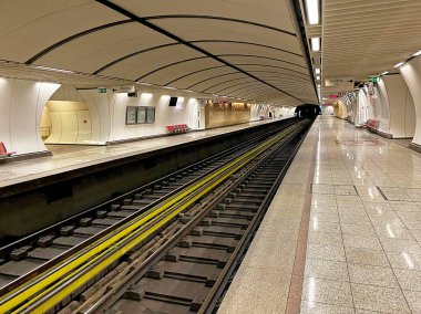 Yunanistan 'ın Atina kentindeki COVID-19 salgını sırasında metro. Yüksek ISO değerine sahip çekim