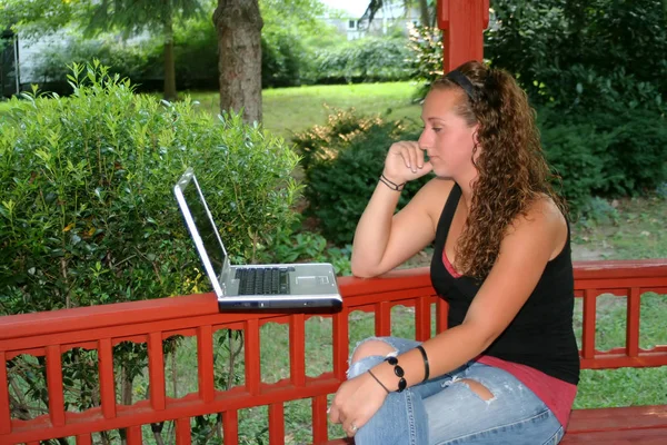 Adolescente menina estudando laptop ao ar livre — Fotografia de Stock