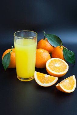 Siyah bir zemin üzerine portakal suyu
