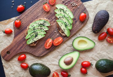 Taze avokado tostları.