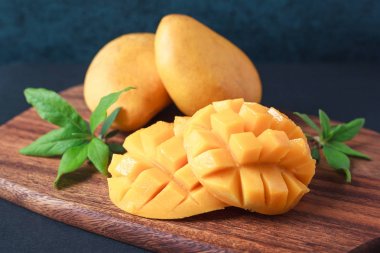 Olgun tatlı mango ahşap oyun tahtası