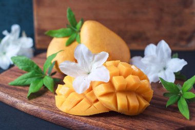 Olgun tatlı mango ahşap oyun tahtası