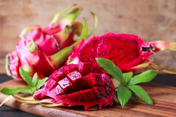 Dragon fruit op een houten plank — Stockfoto