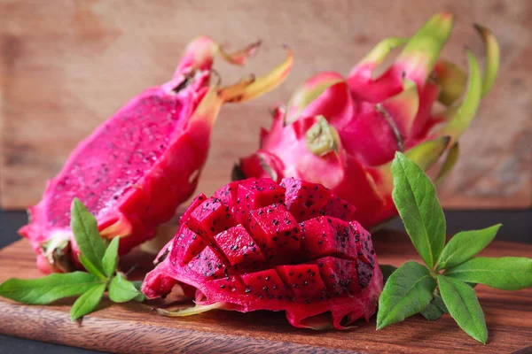 Drachenfrucht auf einem Holzbrett — Stockfoto