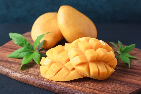 Спелый сладкий манго на деревянной доске — стоковое фото
