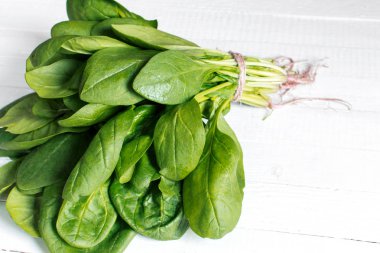 Taze ıspanak ahşap bir masa üzerinde bir buket