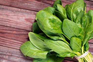 Taze ıspanak ahşap bir masa üzerinde bir buket