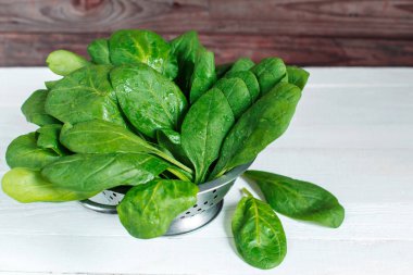 Taze ıspanak ahşap bir masa üzerinde bir buket