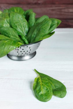 Taze ıspanak ahşap bir masa üzerinde bir buket