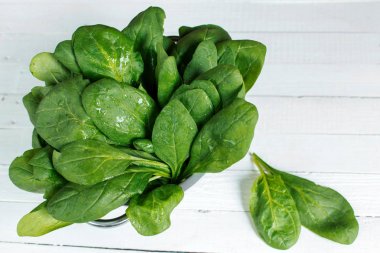 Taze ıspanak ahşap bir masa üzerinde bir buket