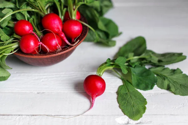 Bunch of fresh radishes on wooden table — Stock Photo, Image