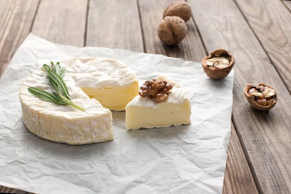 Queso con brie de moho — Foto de Stock