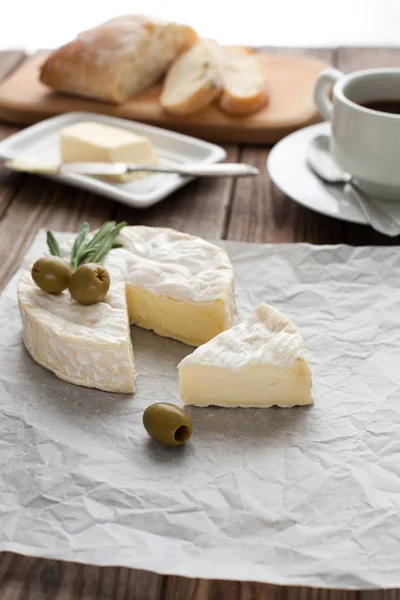 İle peynir brie kalıp — Stok fotoğraf