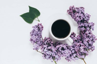 Sade kahve masada. Masadaki leylak.