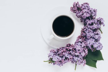 Sade kahve masada. Masadaki leylak.