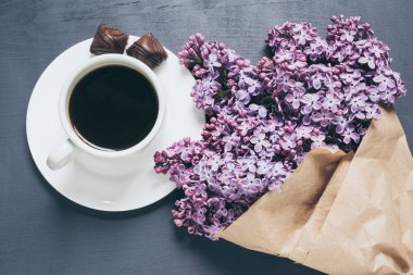 Sade kahve masada. Masadaki leylak.