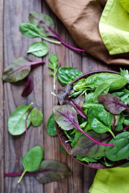 Taze salata yaprakları ahşap bir masa üzerinde