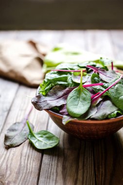 Taze salata yaprakları ahşap bir masa üzerinde