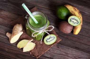 Kahvaltı için taze yeşil smoothies. Sağlıklı kahvaltı